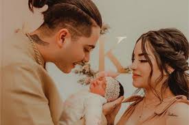 La Foto De La Bebe De Kimberly Loaiza Y Juan De Dios Pantoja Que Enamoro A Internet Seventeen Magazine Kimberly Loaiza Pantoja Fotos Pareja Perfecta