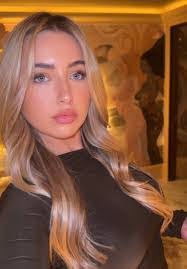 Laura Dillinger's Instagram, Twitter & Facebook