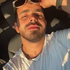 Ernie Whittaker's Instagram, Twitter & Facebook