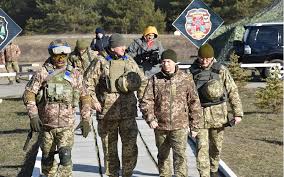 Старша з них військова і служить у київському гарнізоні, а молодша навчається в одесі та планує стати лікарем. Valerij Zaluzhnij Ok Pivnich Poshastilo Z Lyudmi Defense Express