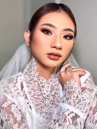 Namun kemudian tisu tersebut malah menempel di bulu mata. Conni Helena Wedding Hair Makeup In Jakarta Bridestory Com