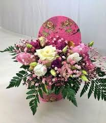 This Charming Hatbox Flower Arrangement Is A Beautiful Mix Of Seasonal Autumnal Shades Feminine Pinks And Flower Arrangements Hat Box Flowers Flower Delivery