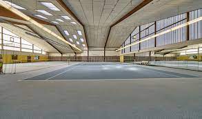 Die tennishalle hochtaunus in usingen ist die einzige tennishalle im hochtaunus die saisonal auch im winter tennis auf sandplätzen bietet. Tennishalle Academy Tennis