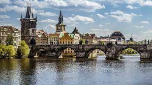 Begrenzt von zwei türmen ist sie nur für fußgänger geöffnet und fast rund um die uhr sehr belebt. Karlsbrucke Prag Tickets Eintrittskarten Getyourguide