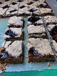 Linzer Schnitten Perfekt Fur Den Platzchenteller Im Advent Zuckerplatzchen Rezept Platzchen Rezept Einfach Linzer Schnitten