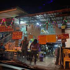 Jgn fikir lain plak yeee.ni mmg nk cerita pasal nasi lemak yg glamour kat ganu ni.memang beratur panjang kalau nk beli nasi lemak ni. Kedai Nasi Lemak Bawah Rumah Malay Restaurant
