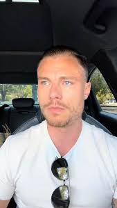 𝐌𝐀𝐍 𝐂𝐎𝐌𝐏𝐋𝐄𝐓𝐄𝐋𝐘 𝐁𝐑𝐄𝐀𝐊𝐒 𝐃𝐎𝐖𝐍 𝐎𝐕𝐄𝐑 𝐆𝐀𝐙𝐀  Bankrupt. Homeless. Unemployed. Refuses to get a 9-to-5 job… but spends his  days crying over Gaza. Says he told his dad about it — but his