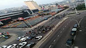 Police spokesman major shooz magudulela said that protests closed of durban's n2 near the lamontville township while anther protest closed off the m19 highway near reservoir hills. Mkmva Protesters Blockade Roads In Durban Sabc News Breaking News Special Reports World Business Sport Coverage Of All South African Current Events Africa S News Leader