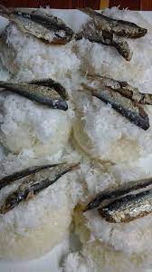 Glutinous rice served with freshly grated coconut and salted fish. Pulut Ikan Kering Dan Pulut Pagi Rantau Panjang Post Facebook
