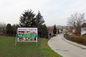 Braune und graue holzplatte, hängende illustration, tag board, werbung, winkel, beige png. Grossflachige Billboard Plakatwerbung In Oo Werbering