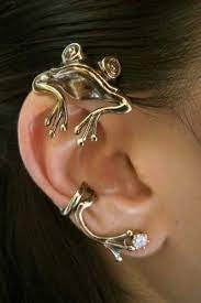 kurbaga kupe bakimli kadin hayvan takisi kulak piercingleri kupe