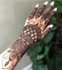 It is used in creating intricate ethnic or contemporary tattoo designs and exotic patterns on the body. Pakistan Style Lookbook On Instagram Love This Henna Design Pakistanstylelookbook Beautiful Henna Designs Indian Henna Designs Henna Designs Feet