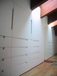 Dachboden schrank , schöne hinterleuchtung sorgt für ausreichend licht im raum, holztäfer streichen in 2019, diy: Kleiderschrank In Weiss Lackiertem Holz Individuell Fur Dachboden Idfdesign