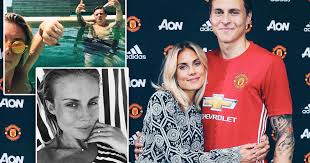 Grejen till spekulationerna är bland annat att maja i något inlägg ska ha sagt att hon inte vill vistas i stockholm under ledigheter, eller att hon tycker det känns jobbigt på grund av en anledning. Man United S Victor Lindelof And Partner Maja Nilsson Announce Engagement With Attitude In The Maldives Mirror Online