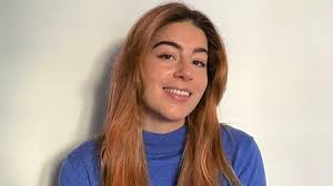 Silvia Calvo, autora do cartel do Festival Irmandiño de Moeche: «Aparecen  os nomes dos máis de cen grupos que tocaron nestes 45 anos»