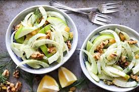 Se caracteriza por sus aromas y sabores anisados y se compone es un ingrediente típico de la cocina mediterránea, sobre todo de la italiana. Ensalada Hinojo Fresco Y Manzana En 2020 Ensalada De Hinojo Hinojo Recetas Ensaladas