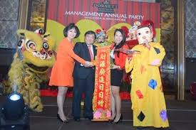 Presenting social media information on mobile devices using multiple contexts. E X Periences Events Food Tech Travel