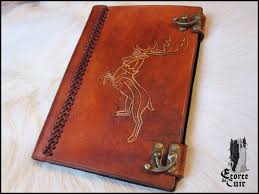 Grimoire En Cuir Vegetal Ours Is The Fury Motif Inspire De La Maison Baratheon De La Serie Game Of Thrones Le Trone Leather Accessories Leather Accessories