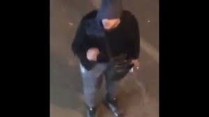 Les images montrent un homme agresser verbalement un livreur de repas à domicile devant un restaurant de. U9pnwbmzlewktm