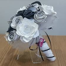 Il bouquet è fatto con rose all'uncinetto, perle swarovski, pizzo e raso. Bouquet Fiori Carta Bianco Nero Feste Matrimonio Di Pimpinell Su Misshobby