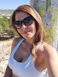 Reactions to a woman's photo in a social group