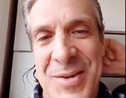 Un complotiste accusé pour des menaces contre les journalistes