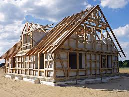 Es ist ein skelettbau aus holz, bei dem die horizontale aussteifung mittels schräg eingebauter streben erfolgt und die zwischenräume mit einem mit lehm verputzten holzgeflecht oder mit mauerwerk ausgefüllt sind. Fachwerkhaus Hausbau Mit Korte Holzbau Korte Holzbau Zimmerei Kg