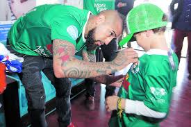 Cuenta oficial del club social y deportivo rodelindo román. Barcelona Arturo Vidal Nao Fara Cortes De Salarios No Clube Que Possui
