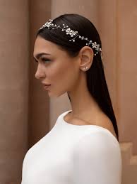 Te dejamos los mejores peinados con tocado de flores para cabello suelto o amarrado. Ver Tocados Para El Pelo Peinados Originales
