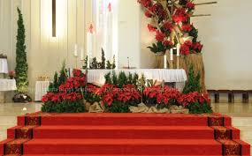 Di sekitar altar atau tabernakel bisa menggunakan kandelar lilin cabang tiga, atau sesuai pumr (pedoman umum misale romawi) no. 18 Dekorasi Natal Altar Gereja Minimalis Unik Dan Modern