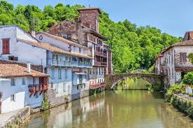 Les 10 Plus Beaux Villages Du Pays Basque Traverse Par Les Pyrenees Le Pays Basque Est Une Terre De Carac Randonnee Pays Basque Pays Basque Visiter Biarritz