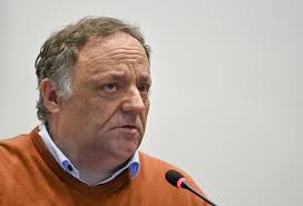 Hij werd zelf zoveel gevraagd dat ze er in wuhan een kloon van gemaakt hebben. Marc Van Ranst Reste Favorable A Des Confinements Plus Courts Et Plus Forts Le Specialiste