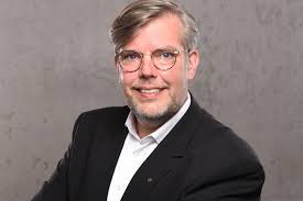 Bestattungsunternehmer Michael Schütt und sein „Elbbusiness“-Team