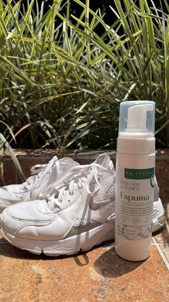 La forma más fácil de limpiar tus zapatos 👟✨, Nuestra espuma limpiadora de  calzado limpia y cuida tus pares favoritos en minutos., Dale play y mira  cómo usarla., ¡Ya disponible!, Dato importante: ...