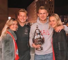Matthijs de ligt (leiderdorp, holanda meridional, países bajos, 12 de agosto de 1999) es un futbolista neerlandés que juega de defensa en la juventus f. Ajax Wonderkids Frenkie De Jong And Matthijs De Ligt Prepare For Spurs Clash With A Trip To The Supermarket