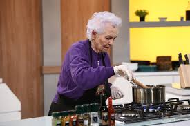 El îi vine în ajutor ginei pistol, în sezonul 10 „chefi la cuțite, în calitate de coprezentator. Yrsypl Prtndpm