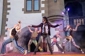 Winner of the 2018 whatsonstage award, this exuberant 50th anniversary production of the legendary rock musical hair is setting out on a major uk tour in 2019, hot from its. Hair In Jagsthausen Hippie Musical Ins Heute Geholt Kultur Regional Rnz