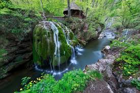 Las montañas anina situadas en el oeste de rumanía ocultan una verdadera maravilla natural en forma de cascada bigar. Cascada BigÄr Orsova