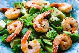 Creveti preparati extrem de rapid la tigaie cu vin, usturoi si patrunjel. Salata Cu Creveti Si Avocado In Sos De Miere Si Mustar Gustoasa Si Festiva