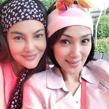 Fazira wan chek (born 9 february 1974), known professionally as erra fazira, is a malaysian actress, singer, fashion model, tv host, film producer. Video Umie Aida Bergaduh Dengan Erra Fazira