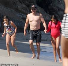 Damon und elena arbeiteten zusammen um stefan aus der gruft der vampire zu befreien. Matt Damon Zeigt Durchtrainierten Korper Wie Er Saugt Die Sonne Auf Dem Strand In Malibu Mit Seiner Familie Aktuelle Boulevard Nachrichten Und Fotogalerien Zu Stars Sternchen