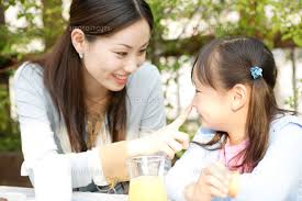カフェでコーヒーを飲む母と娘 30006000617 の写真素材 イラスト素材 アマナイメージズ