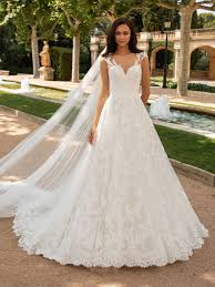 Noga ein klassisches und ewiges hochzeitskleid, hergestellt aus einem weichen handgefertigten korsett und einem beeindruckenden seidentüllrock. Klassisches Brautkleid In A Linie Mit Kurzen Armeln Mit Zarten Spitzenapplikationen Die Einen Hubschen Tatto Brautmode Klassisches Brautkleid Kleider Hochzeit
