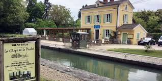 Possibilité de se garer dans la rue devant la maison, a 50 m de la maison vous avez accès à la garonne pour une petite promenade des bords de garonne, accès également à la pharmacie et au leclerc expresse en bas. Lot Et Garonne Cinq Haltes Gourmandes Sur Le Canal Des Deux Mers