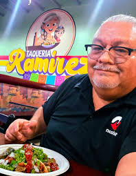 Probando la torta de mole, traditional de Jungapeo, mis compas favoritos,  la ultima vez traian unas carnitas esto jungapeo. Con ellos nunca falta el  lonche. Dejen un comentario Como apoyo a los