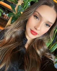 Amanda Mendes's Instagram, Twitter & Facebook