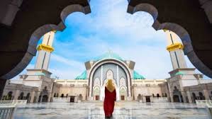 Ada 3 pendapat yang berkenaan dengan hal wanita haid masuk masjid tersebut. Bolehkah Wanita Haid Masuk Masjid Untuk Ikut Pengajian Cahaya Islam Berkemajuan