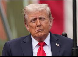 Tổng thống Donald Trump bị đồn bị đột quỵ khi xuất hiện hôm nay với trạng  thái bị méo miệng. Nguồn: Top Comments