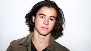 Während die angehörigen die tat eines serienmörders vermuten, kommt das fbi zu dem schluss, dass alkoholkonsum und das klima für das verschwinden verantwortlich sind. Keean Johnson Biografie Alles Was Man Uber Den Schauspieler Wissen Muss