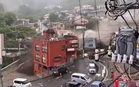 熱海市伊豆山小杉造園付近で崩落gran deslizamiento de tierra en japón#japan #atamicity #landslide#japan#shizuoka#atami#izusanatami is a seaside city on japan's izu peninsula,. Wjho1wghntet M